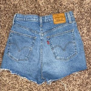 Levi rib cage shorts from Urban!